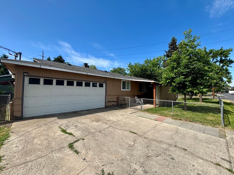 907 SE M St in Grants Pass, OR - Building Photo