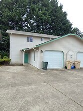 311-325 E Dodge St in Lebanon, OR - Building Photo - Building Photo
