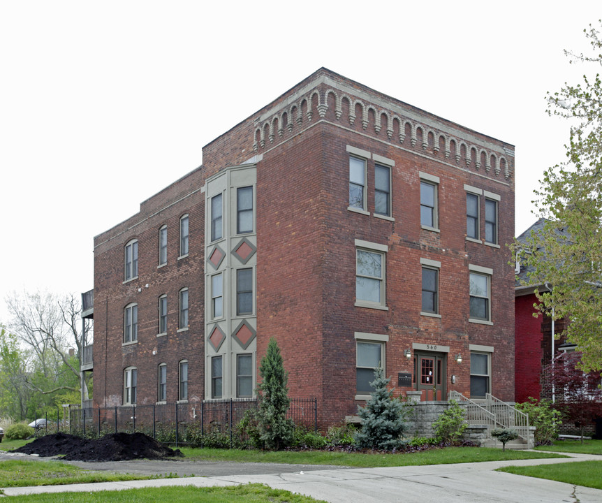 560 E Kirby St in Detroit, MI - Foto de edificio