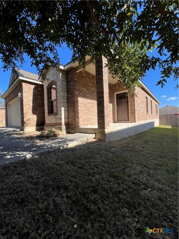 1933 Eastern Finch in New Braunfels, TX - Foto de edificio - Building Photo