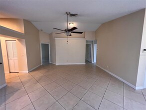 10102 Cedar Dune Dr in Tampa, FL - Building Photo - Building Photo