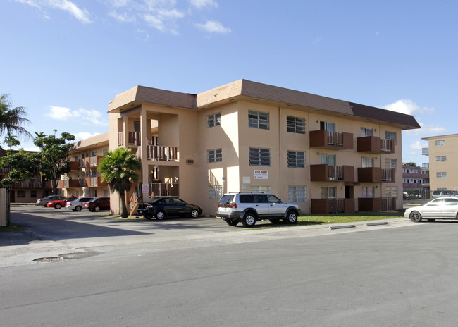 Caribbean Club Apartments in North Miami, FL - Building Photo - Building Photo