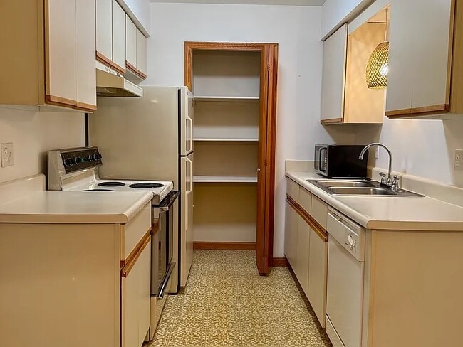 7900 E Cedar Lake Dr in Greenbush, MI - Building Photo - Building Photo