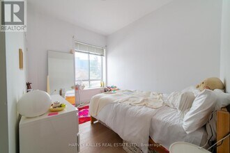 409 College St in Toronto, ON - Building Photo - Building Photo