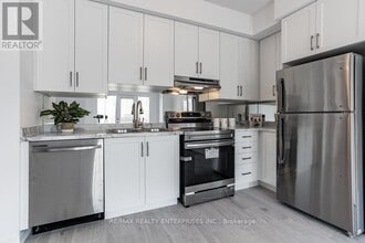 5055 Oscar Peterson Blvd in Mississauga, ON - Building Photo - Building Photo