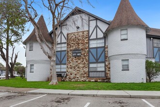 Sharpstown Garden in Houston, TX - Foto de edificio - Building Photo