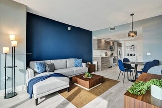 121 NE 34th St in Miami, FL - Building Photo - Building Photo