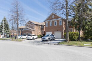 137 Brownstone Cir in Thornhill, ON - Building Photo