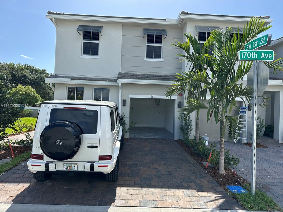 101 SW 170th Ave in Miramar, FL - Building Photo