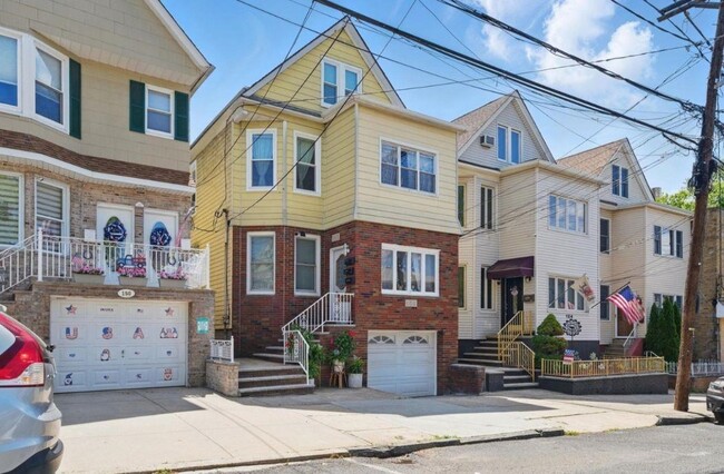 property at 152 W 30th St