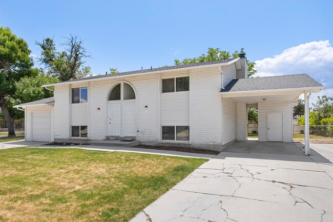 2215 W Bonniebrook Dr, Unit 2215 in Taylorsville, UT - Foto de edificio - Building Photo