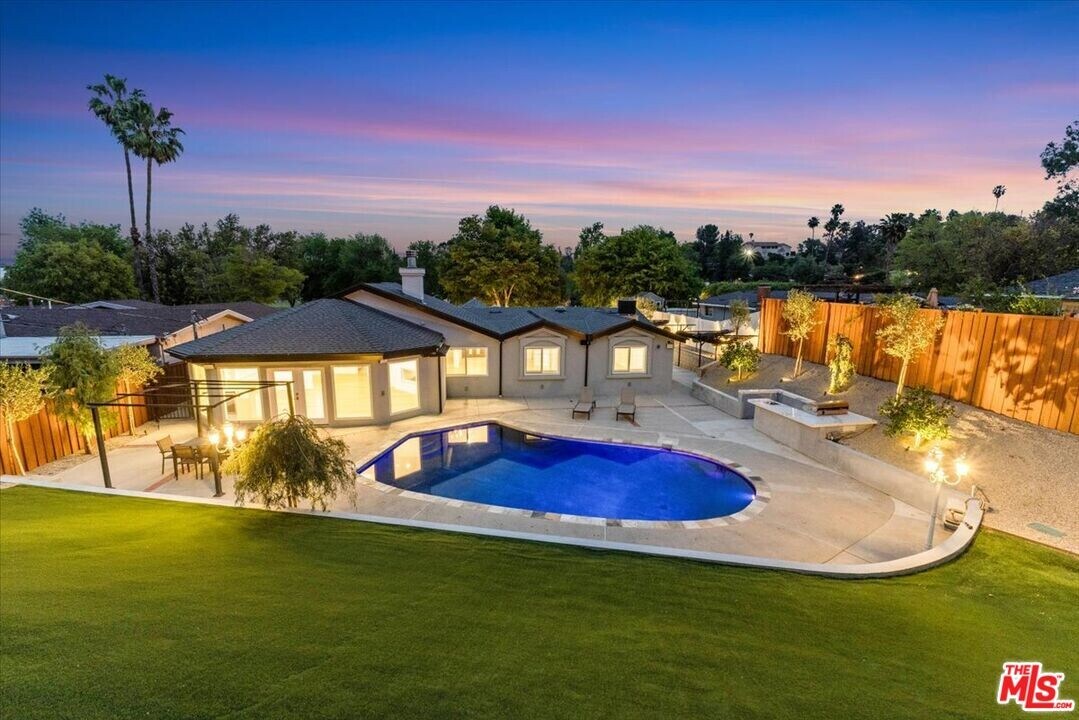 5715 Oso Ave in Woodland Hills, CA - Foto de edificio