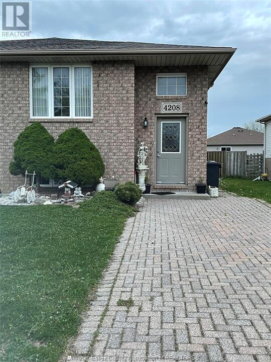 4208 Old W Ave in Windsor, ON - Building Photo