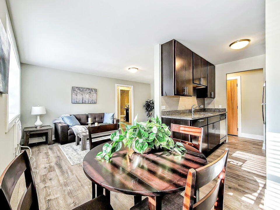 525 W Surf St, Unit B in Chicago, IL - Foto de edificio