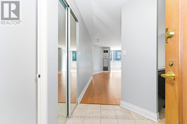 24 Wellesley St W in Toronto, ON - Building Photo - Building Photo