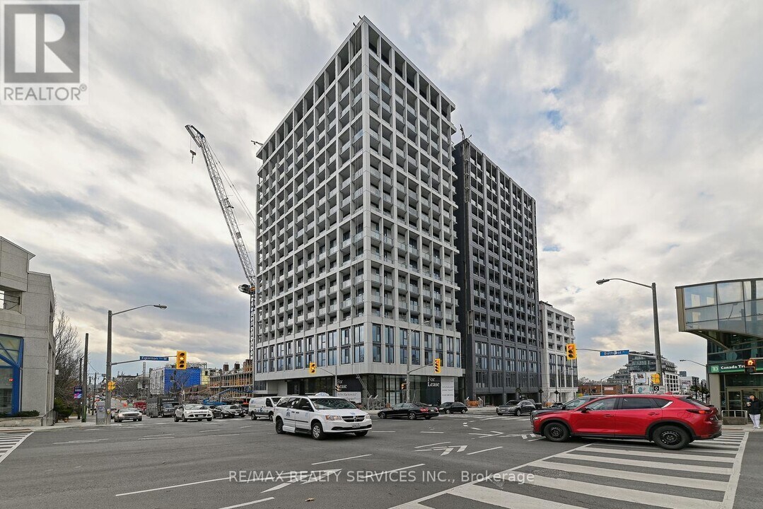 2020-2020 Bathurst St in Toronto, ON - Building Photo