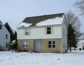 Woodcliff Condominiums in Whitehall, OH - Building Photo - Building Photo