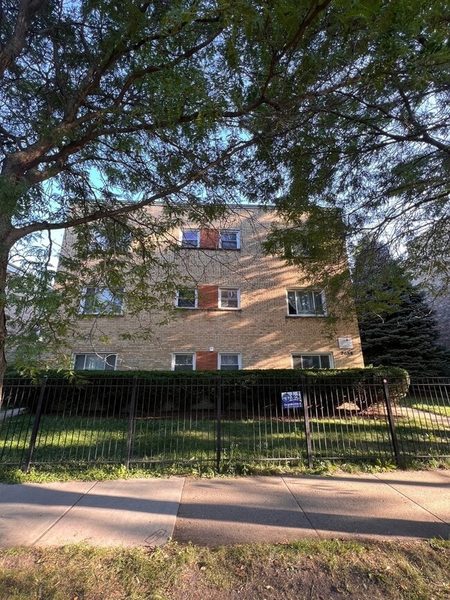 property at 2036 W Foster Ave