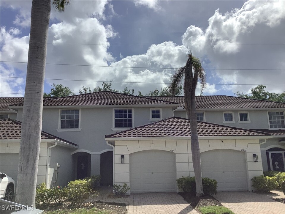 8567 Athena Ct in Lehigh Acres, FL - Building Photo