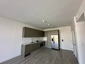 558 NW 30th St, Unit A7 in Miami, FL - Building Photo