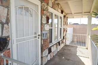 606 E Realty St, Unit 606 1-2 in Carson, CA - Foto de edificio - Building Photo