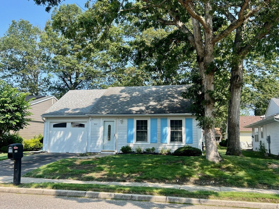 342 Edinburgh Dr in Ridge, NY - Building Photo