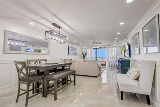 5770 Midnight Pass Rd in Siesta Key, FL - Building Photo - Building Photo
