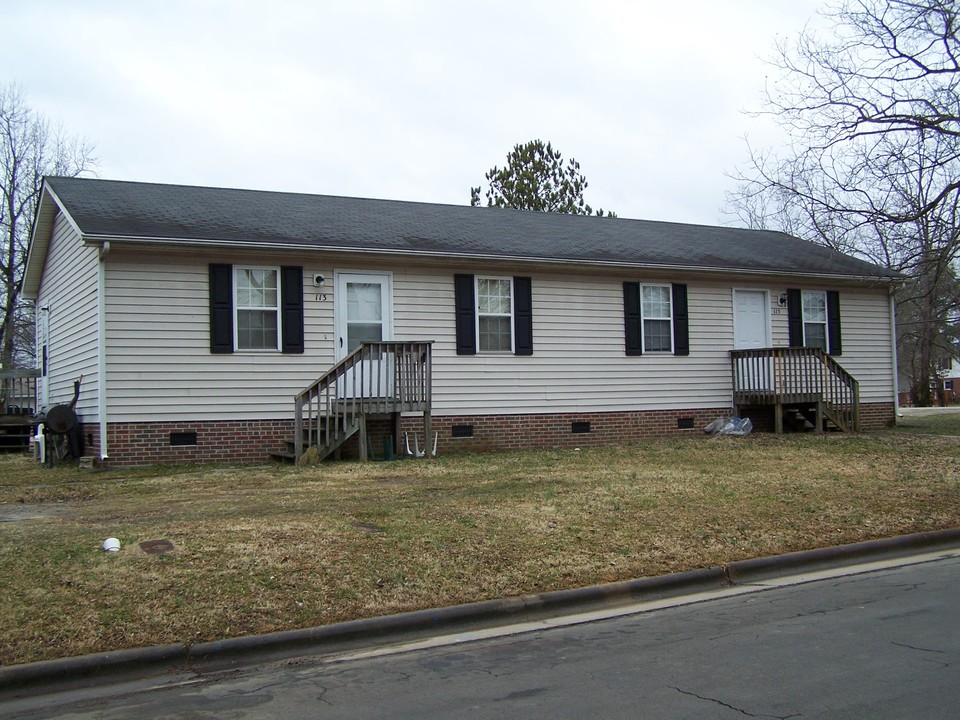 113-115 W Watkins St in Oxford, NC - Building Photo