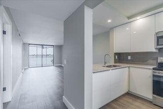 113 Lake Emerald Dr in Oakland Park, FL - Building Photo - Building Photo