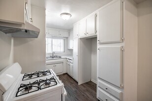 Somerset plaza in Bellflower, CA - Building Photo