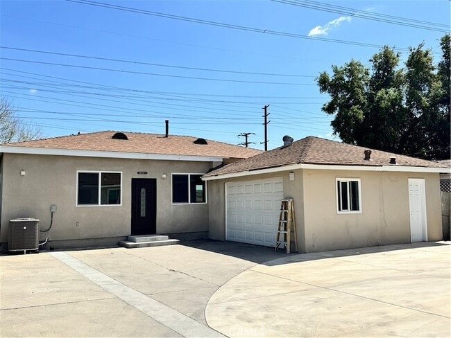 property at 5830 N Vista St