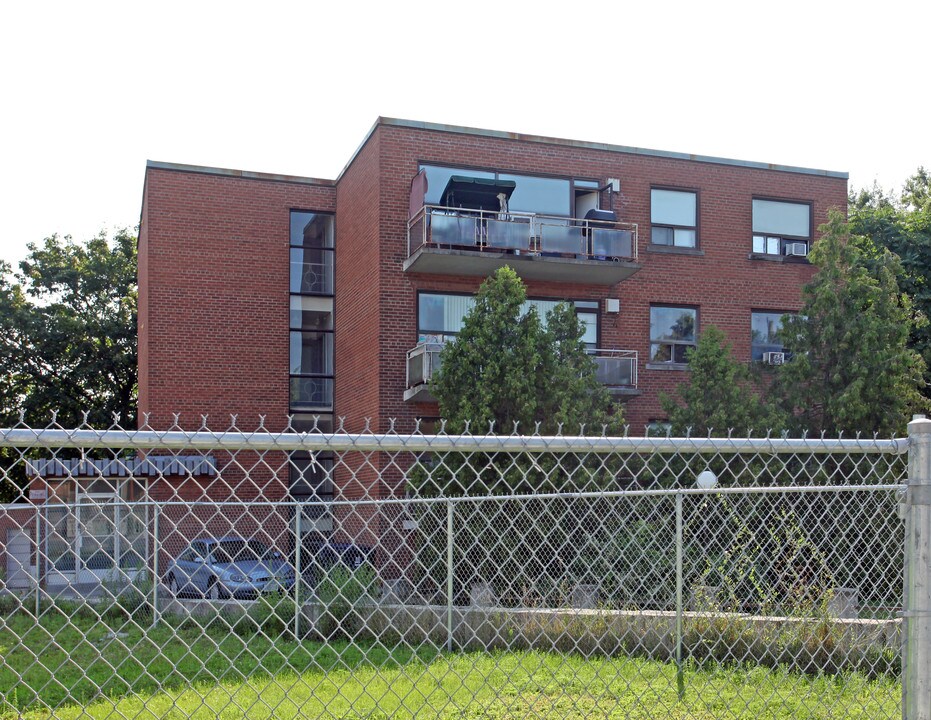 Woodbine Court Apartments in Toronto, ON - Building Photo