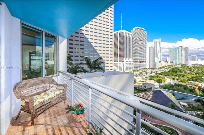 335 S Biscayne Blvd in Miami, FL - Building Photo - Building Photo
