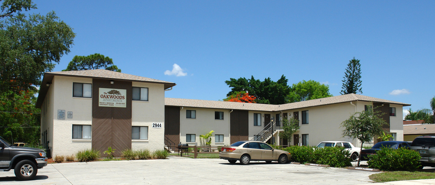 The Oakwoods in Ft. Myers, FL - Foto de edificio