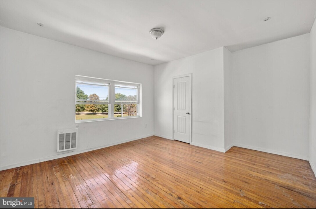 5106 Parkside Ave, Unit 3 in Philadelphia, PA - Building Photo
