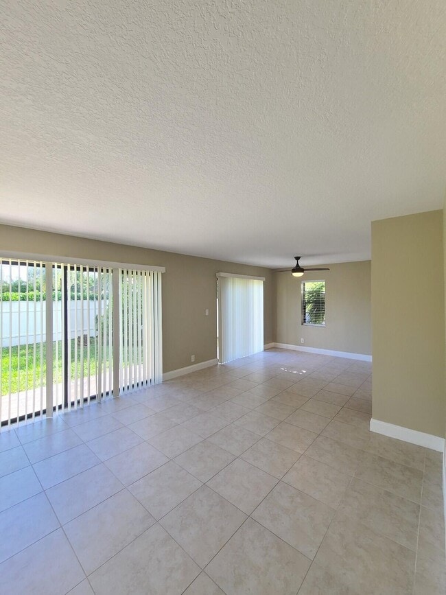 3201 Bayview Dr in Fort Lauderdale, FL - Building Photo - Building Photo