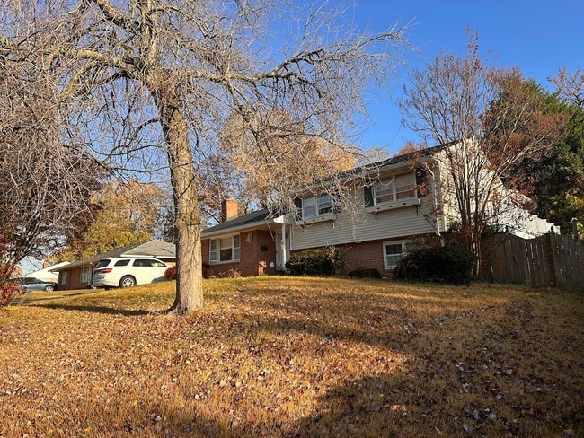 5233 Queensberry Ave in Springfield, VA - Foto de edificio - Building Photo