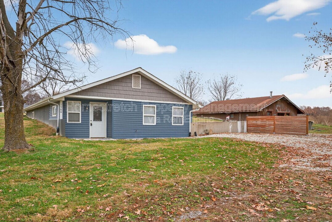 1566 Sugar Grove Rd in Troy, MO - Building Photo