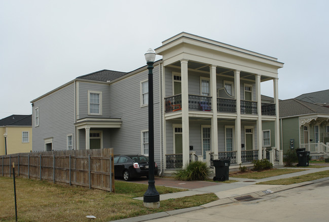 720 Adele Dr in New Orleans, LA - Foto de edificio - Building Photo