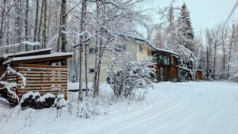 608 Ridgecrest Dr in Fairbanks, AK - Building Photo
