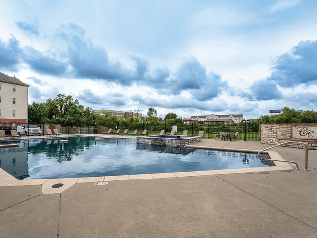 Coryell Courts Apartments in Springfield, MO - Foto de edificio - Building Photo