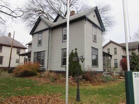 701 N Randolph St in Champaign, IL - Building Photo