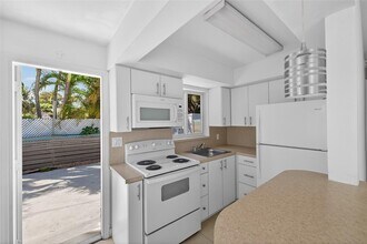 4331 NE 5th Ave in Oakland Park, FL - Foto de edificio - Building Photo