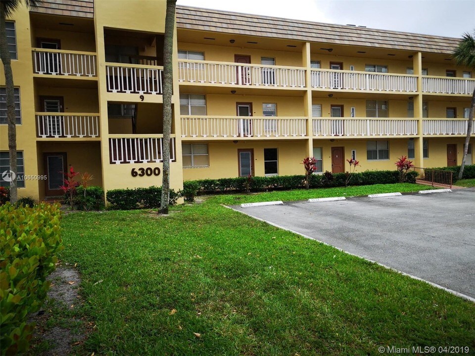 6300 NW 62nd St-Unit -105 in Tamarac, FL - Building Photo