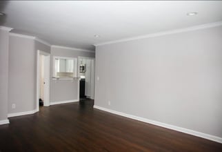 20 Gibson Ave, Unit Apartment D2 in Huntington, NY - Foto de edificio - Building Photo