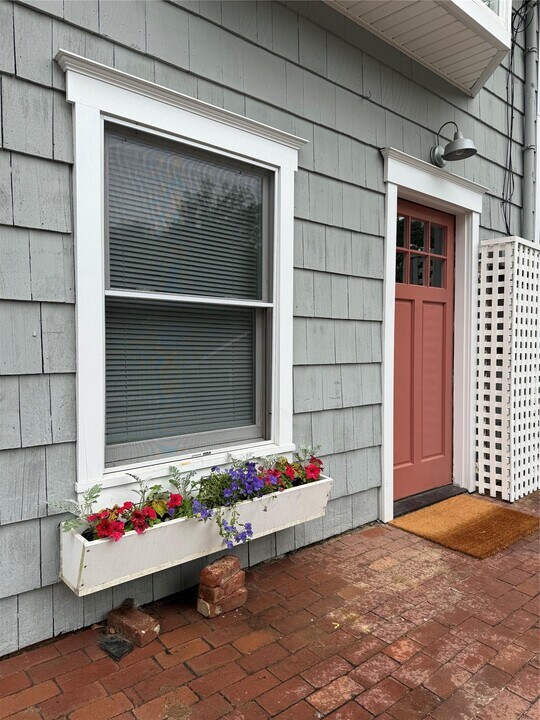 23-23 Edgewood Pl in Locust Valley, NY - Building Photo