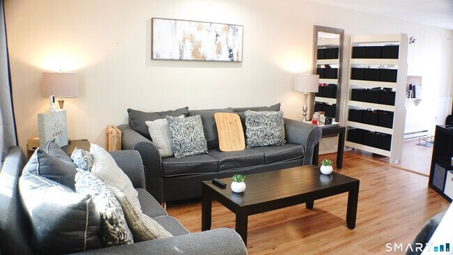 14 Scuppo Rd in Danbury, CT - Building Photo - Building Photo