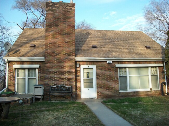 612 Stewart Ave., South St. Paul in South St. Paul, MN - Foto de edificio - Building Photo