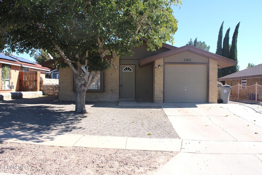 1582 Diego Rivera Dr in El Paso, TX - Building Photo