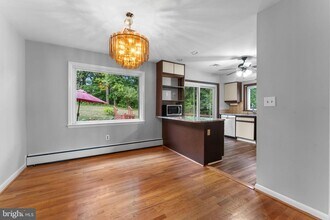 10720 Norman Ave in Fairfax, VA - Foto de edificio - Building Photo